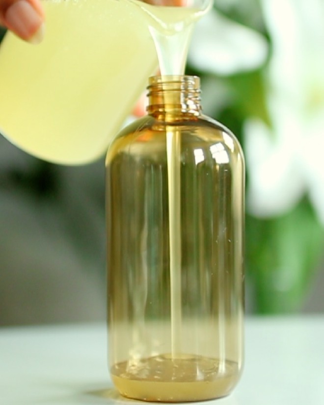 How To Make & Exfoliating Hand Soap@TheOilyLife 